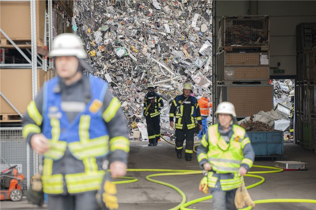 Um 12.47 Uhr sind die Einsatzkräfte aus Illingen, Mühlacker und Vaihingen zu der Firma in Illingen ausgerückt.