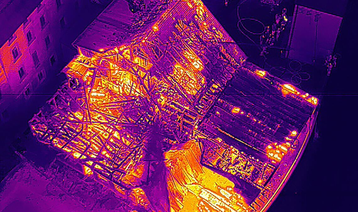 Besuch bei der Knittlinger Drohnen-Gruppe: Fliegendes Auge hat das Feuer im Blick Foto aus dem Fundus der Knittlinger Feuerwehr: Die Aufnahmen der Drohne sind bei Großbränden in mehrfacher Hinsicht eine willkommene Unterstützung für die jeweiligen Einsatzleiter. Fotos: privat/Deeg (1)