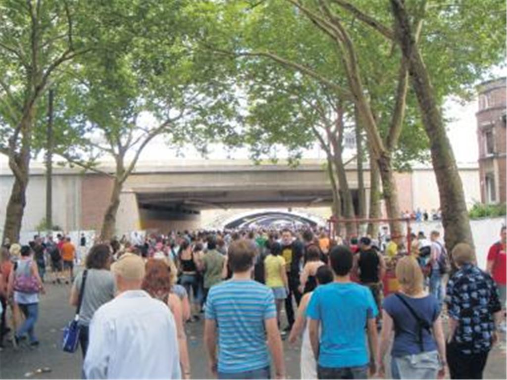 Foto von Manuela Neu: Hunderttausende sind bei der Loveparade durch die Tunnel zum Bahngelände geströmt  für 19 Menschen wird der enge Zugang zur Todesfalle.
Foto: p
