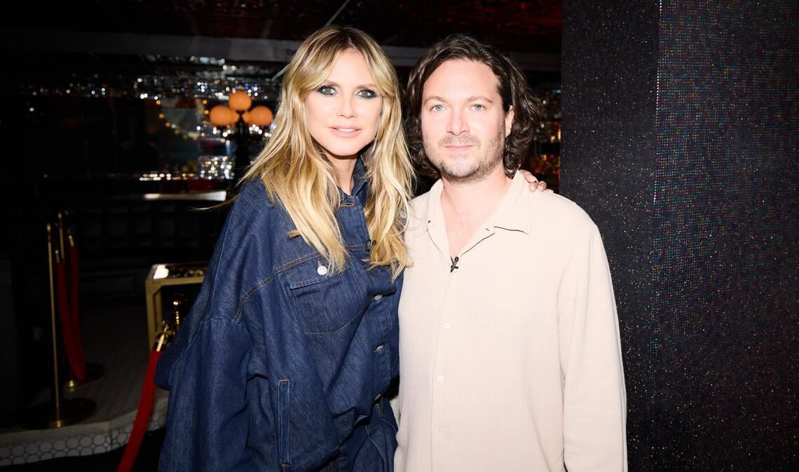 Fotograf Max Montgomery (r.) setzt die Models in Folge 21 in Szene. Links Heidi Klum