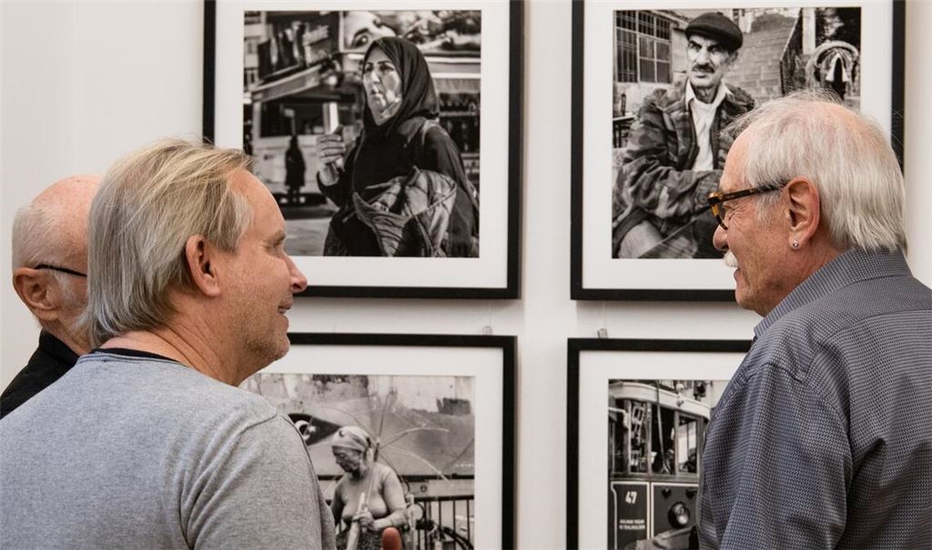 Fotokünstler Diemb (re.) im Gespräch. Foto: Jertschewske