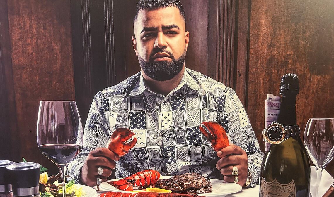 Fotos mit „Hip-Hop-Machos“ sind im Ausstellungsbereich „Ondroom“ zu sehen – in Szene gesetzt sind die Rapper von Selfmade-Fotograf Ondro. Fotos: Weber