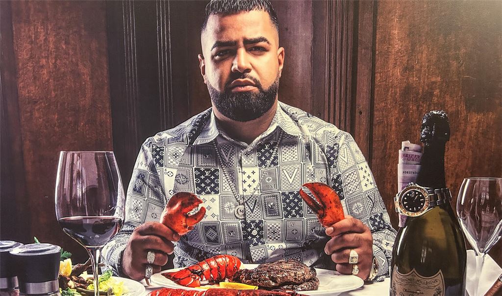 Fotos mit „Hip-Hop-Machos“ sind im Ausstellungsbereich „Ondroom“ zu sehen – in Szene gesetzt sind die Rapper von Selfmade-Fotograf Ondro. Fotos: Weber