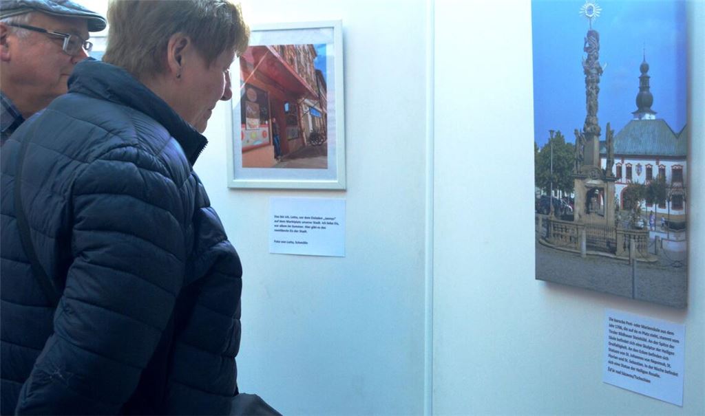 Fotos mit Lieblingsplätzen von Jugendlichen aus vier europäischen Städten zeigt eine Ausstellung, die bis Ende des Monats im Rathausfoyer in Mühlacker gastiert. Fotos: Stahlfeld