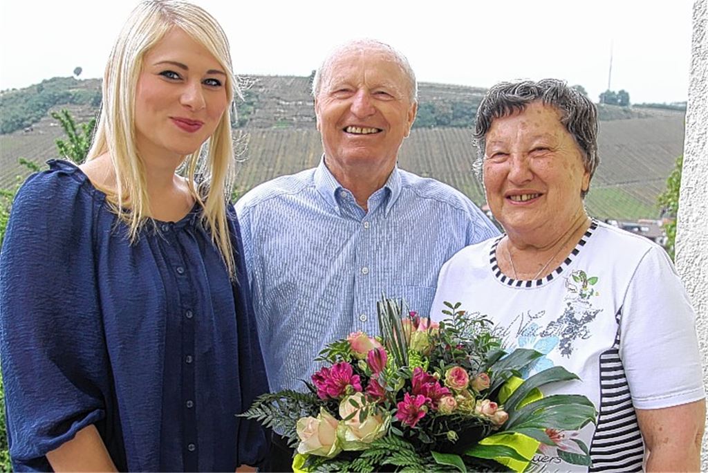 Fotoshooting mit Panoramakulisse im Rücken: Helga und Herbert Ehmann freuen sich über den Strauß von Larissa Röse.