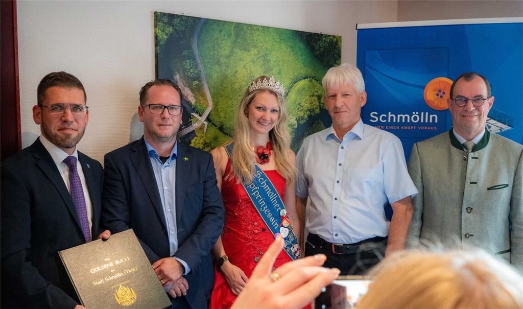 Fototermin nach dem Eintrag ins Goldene Buch mit Vertretern aller Partnerstädte und der amtierenden Knopfprinzessin. Links Schmöllns Rathauschef Sven Schrade, rechts im Bild der Mühlacker Oberbürgermeister Frank Schneider. Fotos: Recken