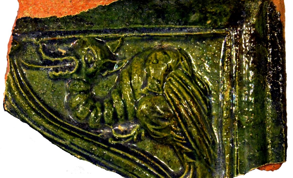 Fragment einer Nischenkachel. Die Bewohner der Burg Löffelstelz leisteten sich einen für ihre Zeit sehr modernen Ofen und dürften ihre Gäste damit beeindruckt haben.Heimatmuseum Mühlacker