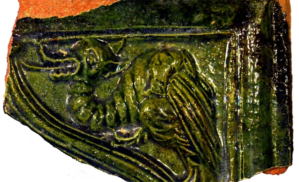 Fragment einer Nischenkachel. Die Bewohner der Burg Löffelstelz leisteten sich einen für ihre Zeit sehr modernen Ofen und dürften ihre Gäste damit beeindruckt haben.Heimatmuseum Mühlacker