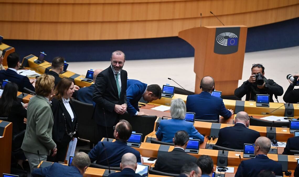 Fraktionschef Manfred Weber waren die Absprachen von EVP-Mitarbeitenden mit Rechten nach eigenen Angaben nicht bekannt.