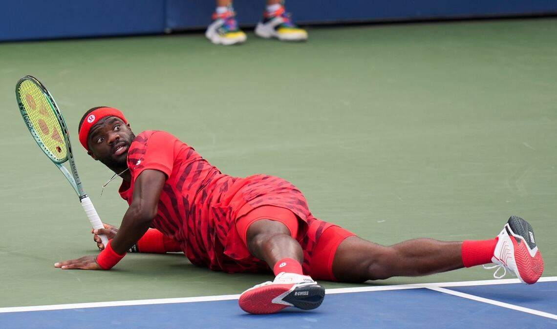 Grandioser Struff erreicht Achtelfinale gegen Djokovic Frances Tiafoe landete zwischenzeitlich auf dem Boden - eine sinnbildliche Szene.