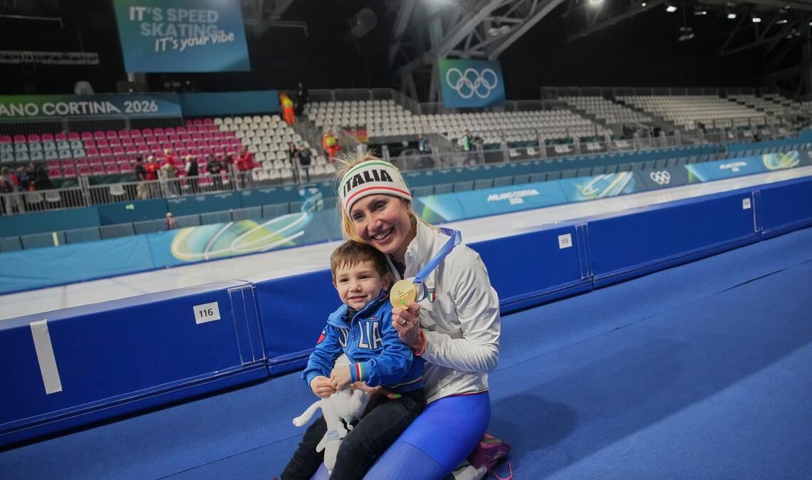 Francesca Lollobrigida feiert mit ihrem kleinen Sohn Tommaso den Olympiasieg.