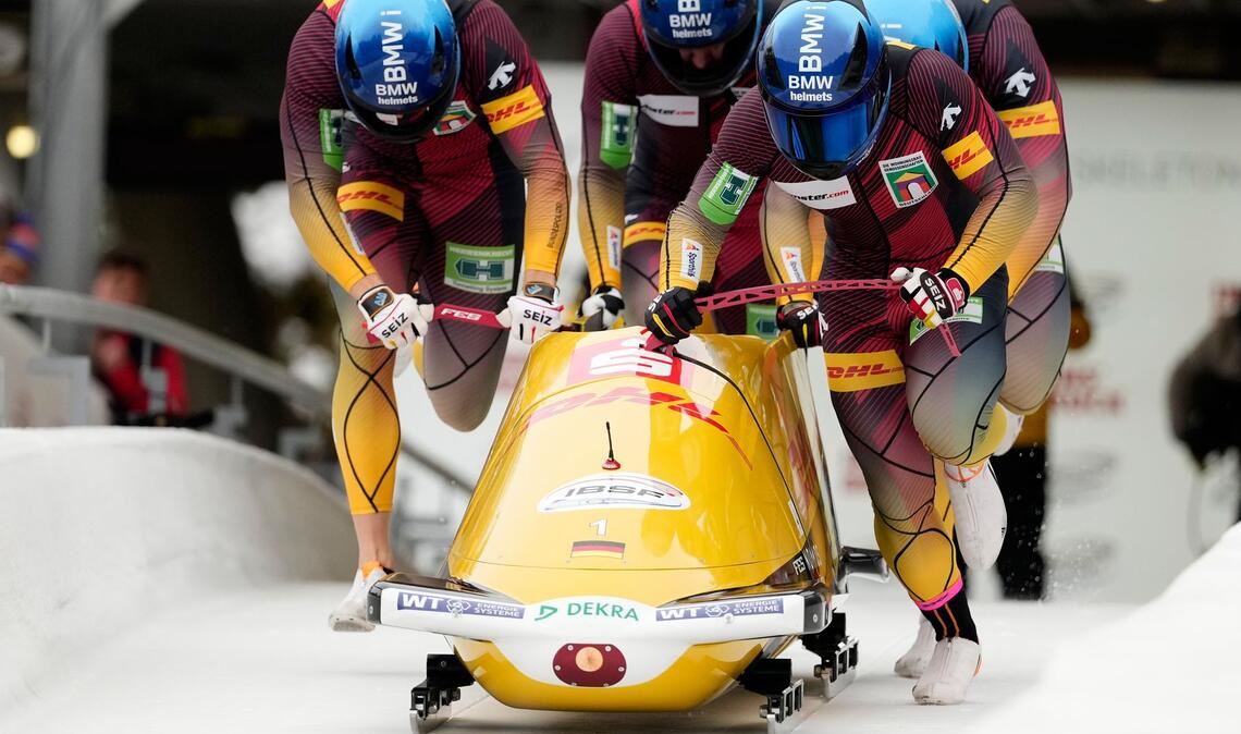 Francesco Friedrich holt im Viererbob mit Tim Becker, Alexander Schueller und Felix Straub den ersten Saisonsieg.