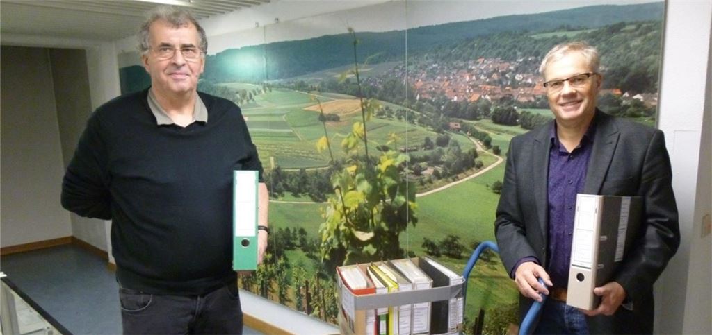 Francis Guillaume (li.) übergibt den aus 27 Ordnern bestehenden Nachlass der Waldenserforscherin Natalie Hilgendorff an Archivar Konstantin Huber. Foto: Enzkreis/Sebastian Schmidt