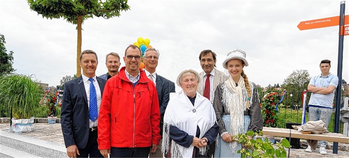 François Gasser, Oberbürgermeister Frank Schneider, Heide und Pauline Boger (Deutsche Waldenservereinigung, vorne v. li.), Michael Däbritz, Gerhard Ayasse (Schatzmeister Lions Club Mühlacker) sowie Dr. Erhard Krischbaum (hinten v. li.) haben den Waldenser-Balkon eingeweiht.
