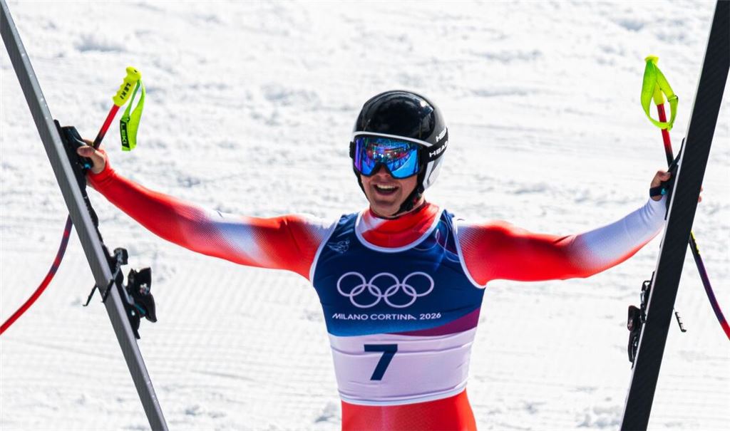 Franjo von Allmen bejubelt seinen nächsten Olympia-Triumph.