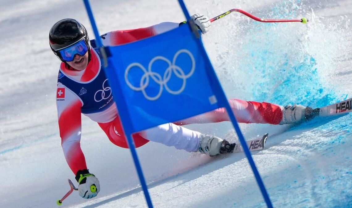 Franjo von Allmen ist im Super-G zu seiner dritten Goldmedaille gerast.