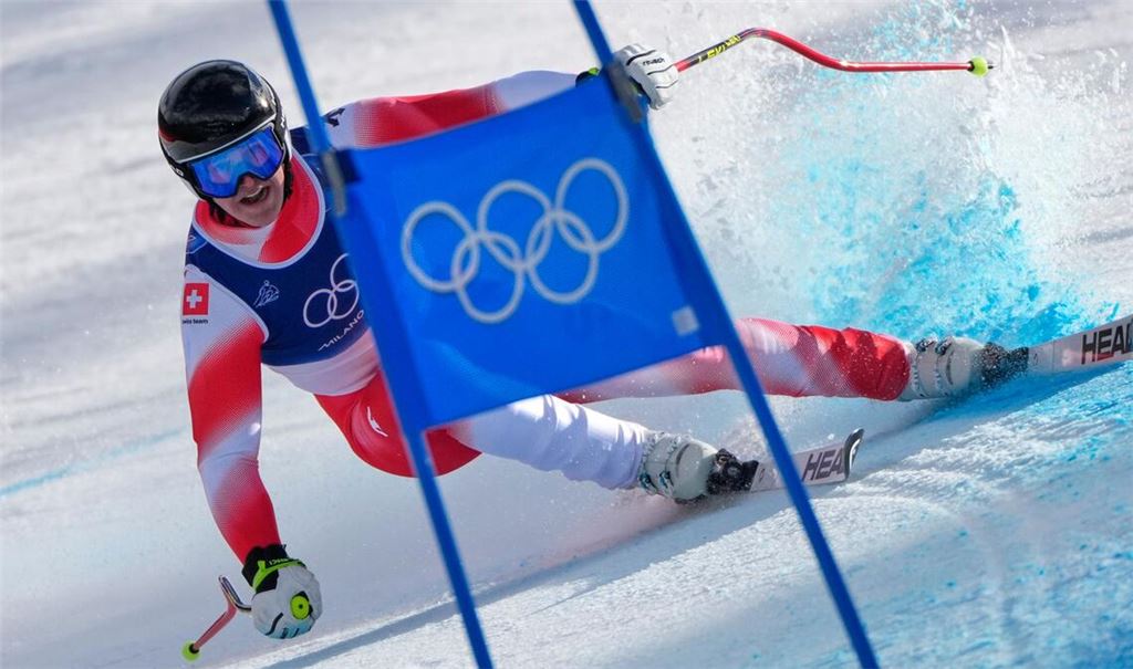 Franjo von Allmen ist im Super-G zu seiner dritten Goldmedaille gerast.