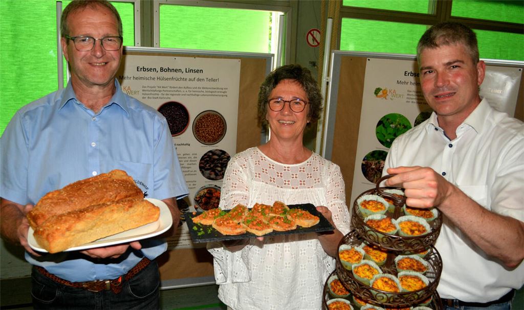Frank Bäuerle (v.l.), Sandra Schmidt und Bürgermeister Matthias Enz machen bei der Auftaktveranstaltung des Pilotprojekts Appetit auf proteinreiche Speisen. Fotos: Stahlfeld/Archiv