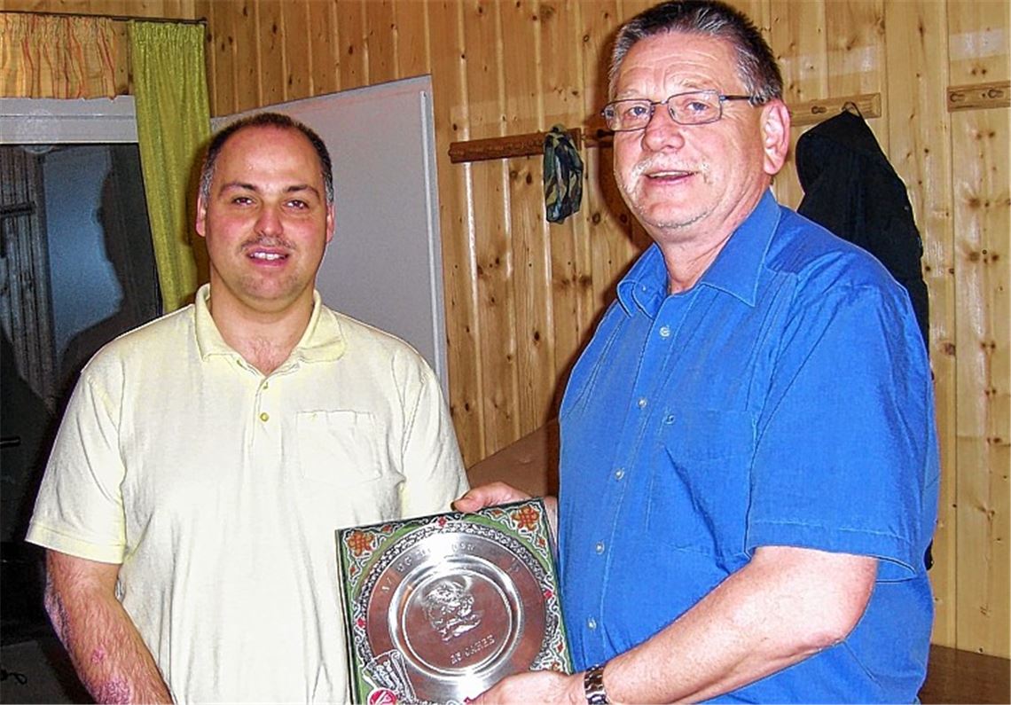 Frank Behre (re.), Vorsitzender des Vogelvereins Illingen, zeichnet seinen Vorgänger Andreas Phillipps aus.Foto: privat
