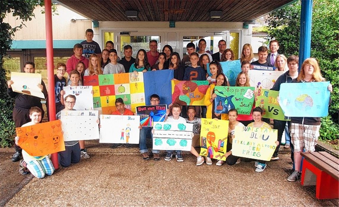 Frank Geissler (hinten rechts) übergibt die Preise an die Achtklässler der UvD-Schule. Foto: vh