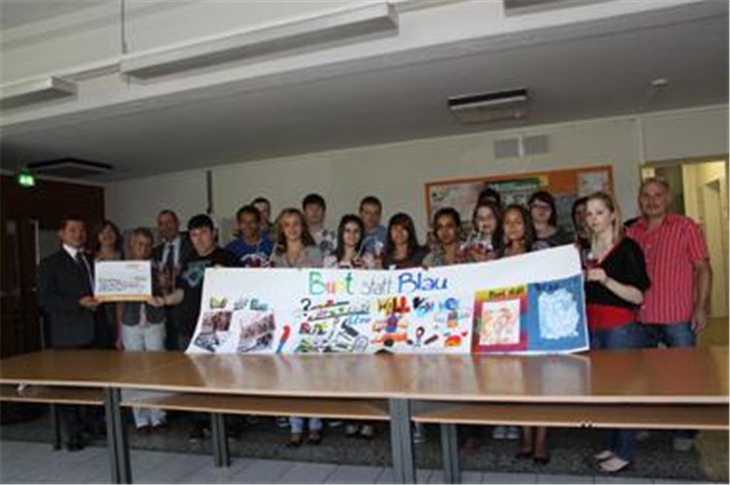 Frank Geissler (v. li.) von der DAK, Lehrerin Meike Szekeresch, Rektorin Gertrud Pfitzer und OB Frank Schneider freuen sich über die Plakat-Aktion.  Foto: Becker