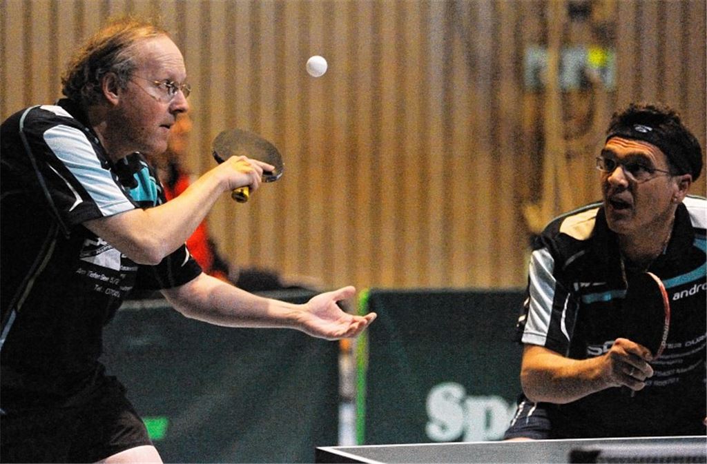 Frank Haag (li.) und Thomas Hug punkten im Doppel für den TSV Zaisersweiher. Am Ende aber nimmt Großglattbach den Sieg mit, Zaisersweiher steckt weiter im Abstiegskampf.