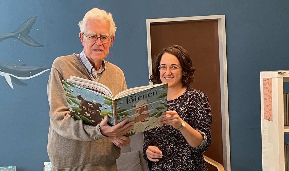 Frank Händle von der Bürgerstiftung und Lehrerin Nilufar Malcher in der neu geschaffenen Bibliothek. Foto: privat