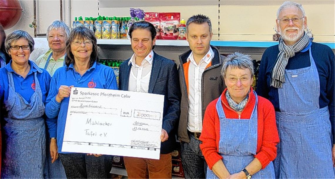 Frank Hasenauer (4. v. li.) und Hans-Jörg Hesser (3. v. re.) spenden für den Mühlacker Tafelladen. Es freuen sich (v. li.): Ottilie Läkemäker, Hannelore Ruff, Erika van Luijk, Gerlinde Braun und Manfred Läkemäker. Foto: privat