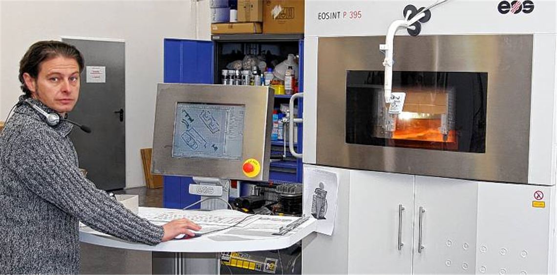 Frank Hasenauer überwacht den Produktionsvorgang in einer seiner Lasersintermaschinen. Seit das Unternehmen in Ötisheim produziert, bereiten ihm Stromausfälle Kopfzerbrechen. 