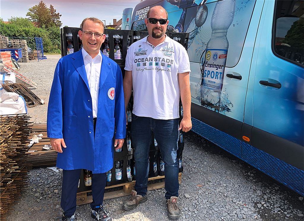 Frank Lehmann (li.), Geschäftsführer der Ensinger Mineral-Heilquellen GmbH, und Sven Schunck, Baustellenleiter von Peter W. Schmidt Architekten, auf der Baustelle der Caritas Pforzheim in Illingen. Foto: privat