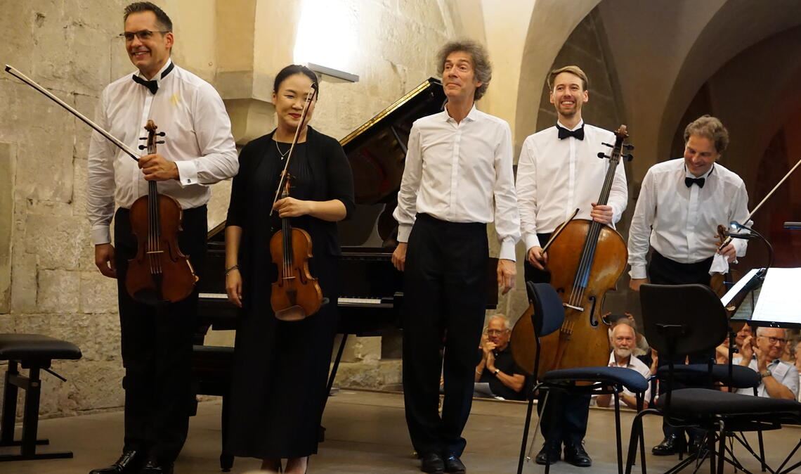 Frank-Michael Erben (v.li.), Yun Jin Cho, Bernd Glemser, Valentino Worlitzsch und Vincent Aucante nehmen den Applaus des Publikums entgegen. Foto: Bastian