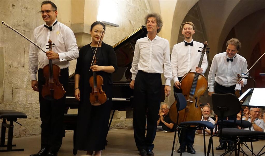 Frank-Michael Erben (v.li.), Yun Jin Cho, Bernd Glemser, Valentino Worlitzsch und Vincent Aucante nehmen den Applaus des Publikums entgegen. Foto: Bastian