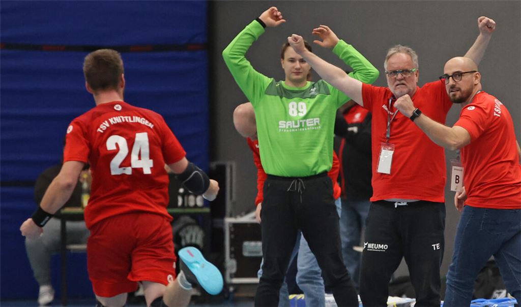 Frank Müller (re.) hat vor rund zwei Wochen die Zügel beim TSV Knittlingen übernommen. Am Sonntag führte der ehemalige Bundesligaspieler das Team zum ersten Erfolg.