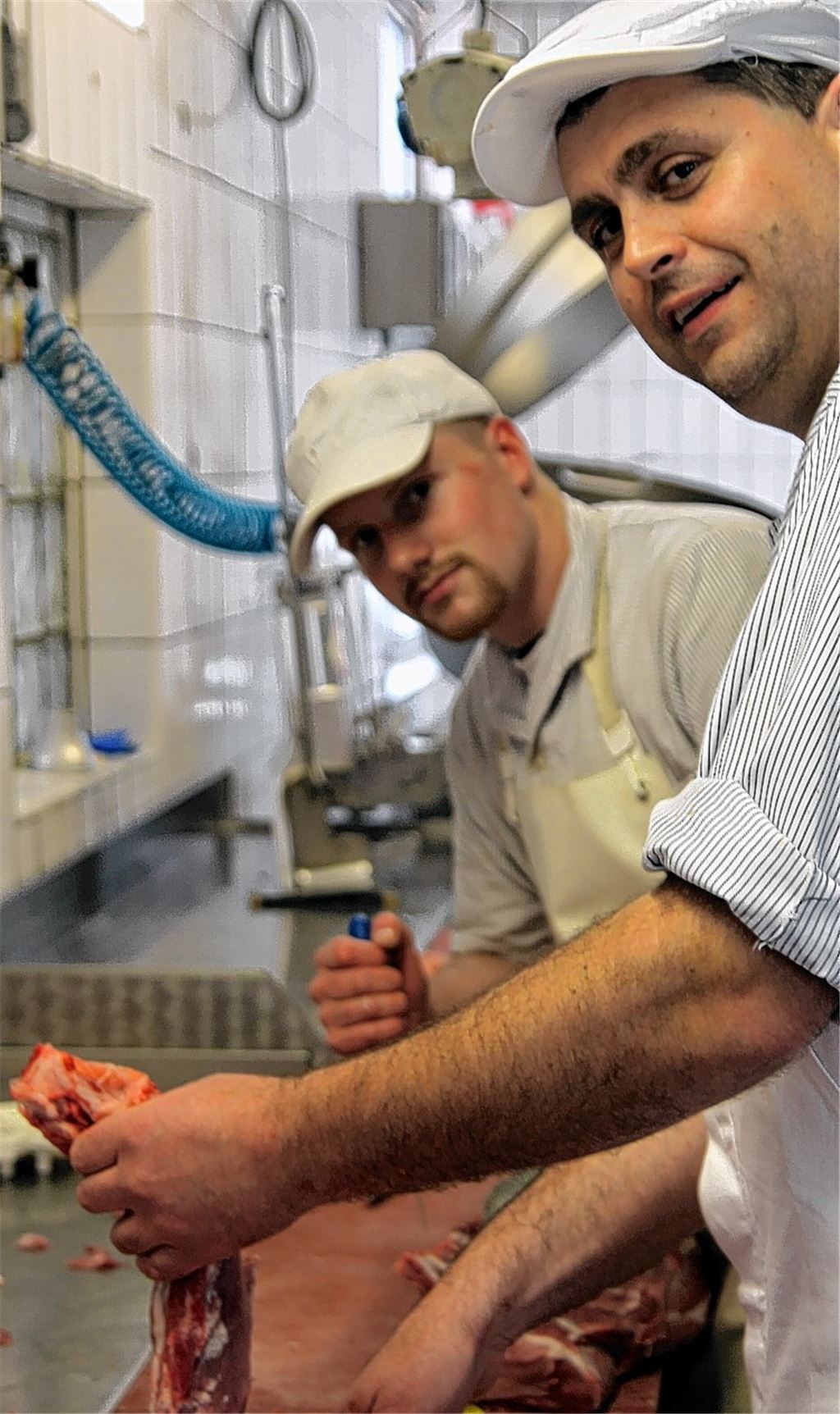 Frank Münchinger (vorne) in seinem Schlachthaus: Der Metzgermeister plädiert für einen bewussteren Umgang mit dem Produkt Fleisch und eine Abkehr von der „Geiz-ist-geil“-Mentalität.
