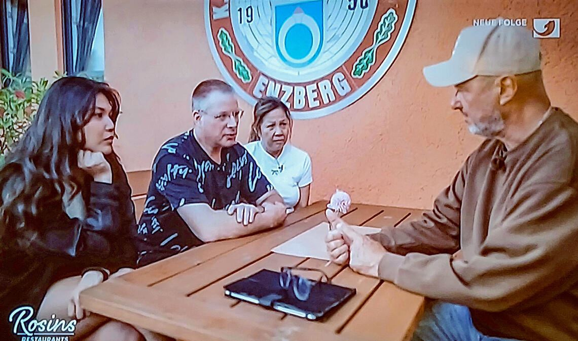 Frank Rosin (re.) mit Thilo Heim, Kate Krachtenfels und Tochter Cris Mae, die den Sternekoch eingeschaltet hatte. Foto: Eier/Screenshot Kabel Eins