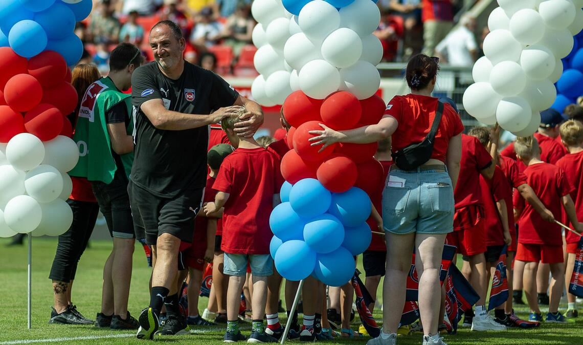 Frank Schmidt läuft bei der Saisoneröffnung in die Voith-Arena ein – der Trainer erwartet eine extrem schwierige Saison für den 1. FC Heidenheim.