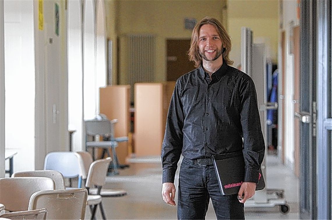 Frank Schneider an seinem Arbeitsplatz, der Schillerschule. Der 35-Jährige ist einer von 22 Schulsozialarbeitern im Enzkreis, die sich über einen Mangel an Arbeit nicht beklagen können. 