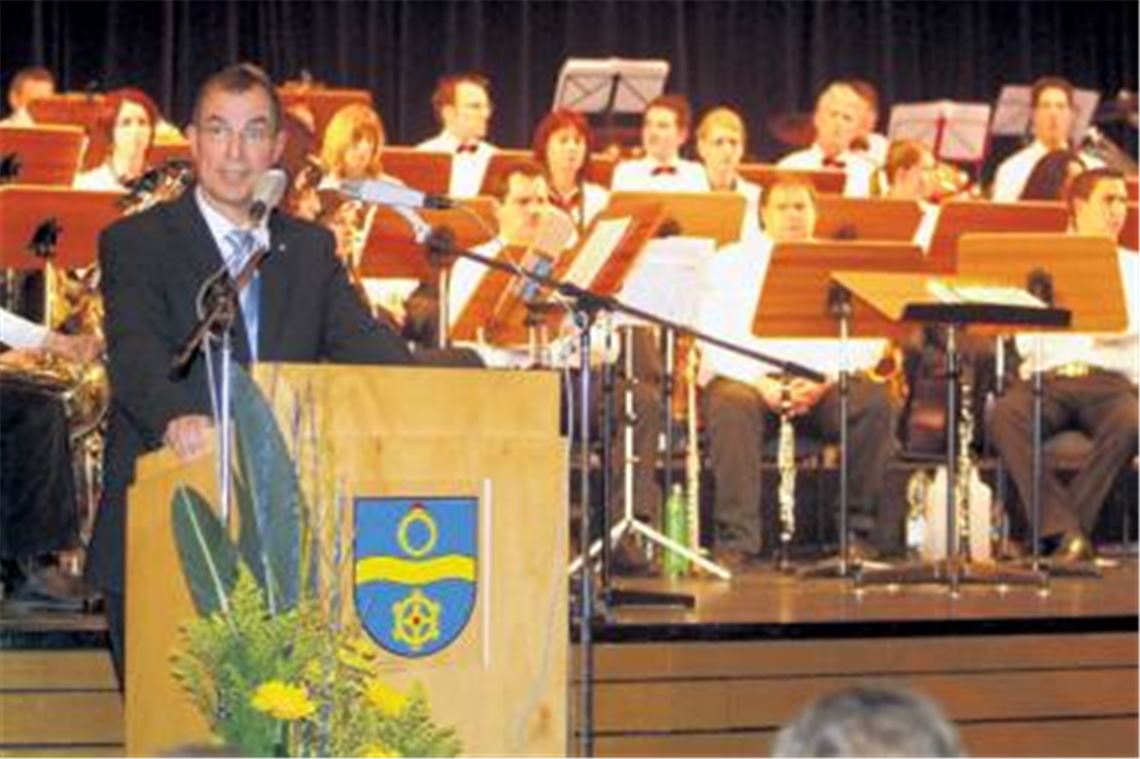 Frank Schneider bei seinem ersten großen Auftritt. Im Hintergrund: der Musikverein Enzberg, der den Neujahrsempfang musikalisch umrahmt. 
Foto: Fotomoment