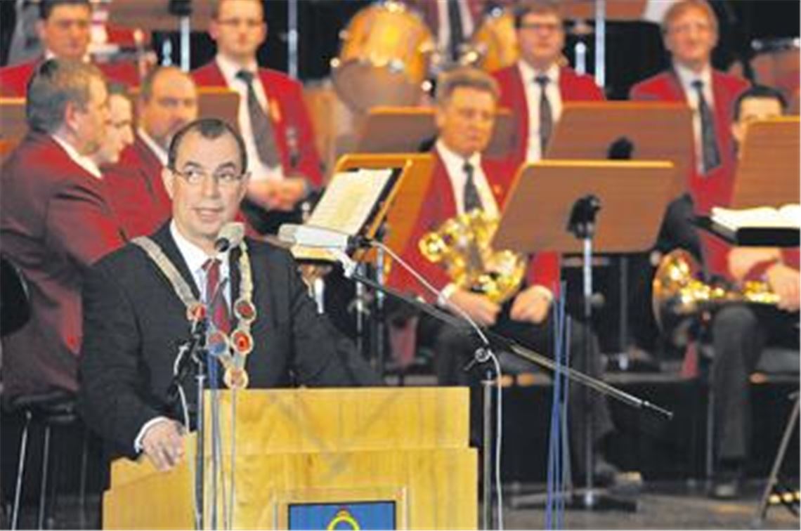 Frank Schneider redet Klartext: Der Oberbürgermeister benennt Fehlentwicklungen und fordert die anwesenden Abgeordneten dazu auf, sich für die Belange der Kommunen einzusetzen. Fotos: Fotomoment