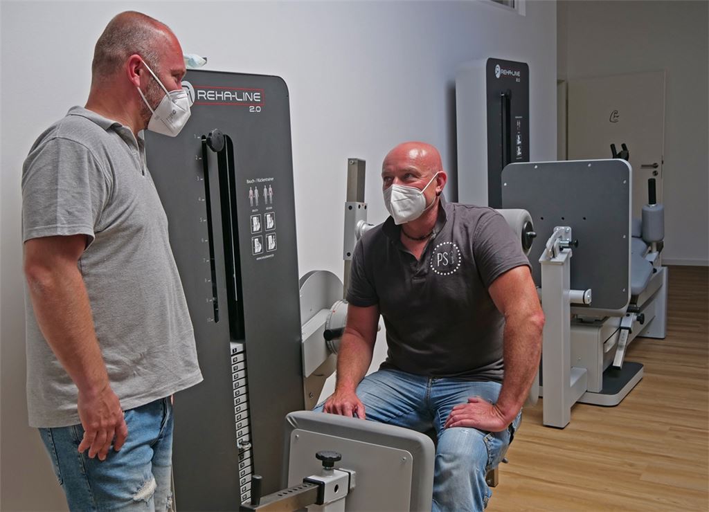 Frank Springer (li.) und Oliver Gössele betreiben die Physiotherapiepraxis an der Ecke Uhlandstraße und B10 in Mühlacker.Friedrich