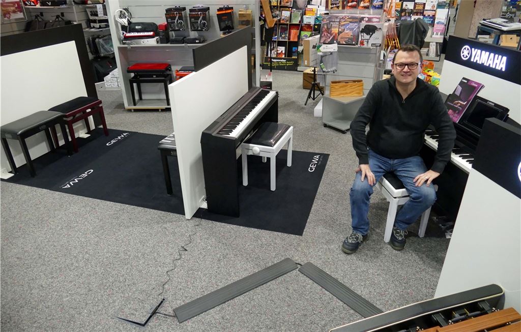 Frank Steinbrecher und ein in Corona-Zeiten besonders begehrtes Gut. Foto: Roth