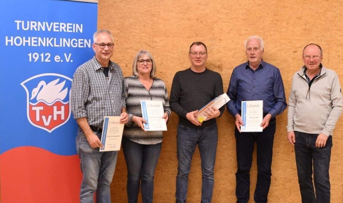 Frank Stelzenmüller, Birgit Stelzenmüller und Bernd Wenzdorfer werden zu Ehrenmitgliedern ernannt (v.li.), für 60 Jahre Mitgliedschaft wird zudem der Ehrenvorsitzende Hans Krauß vom Vorsitzenden Lothar Frick (re.) geehrt. Foto: privat