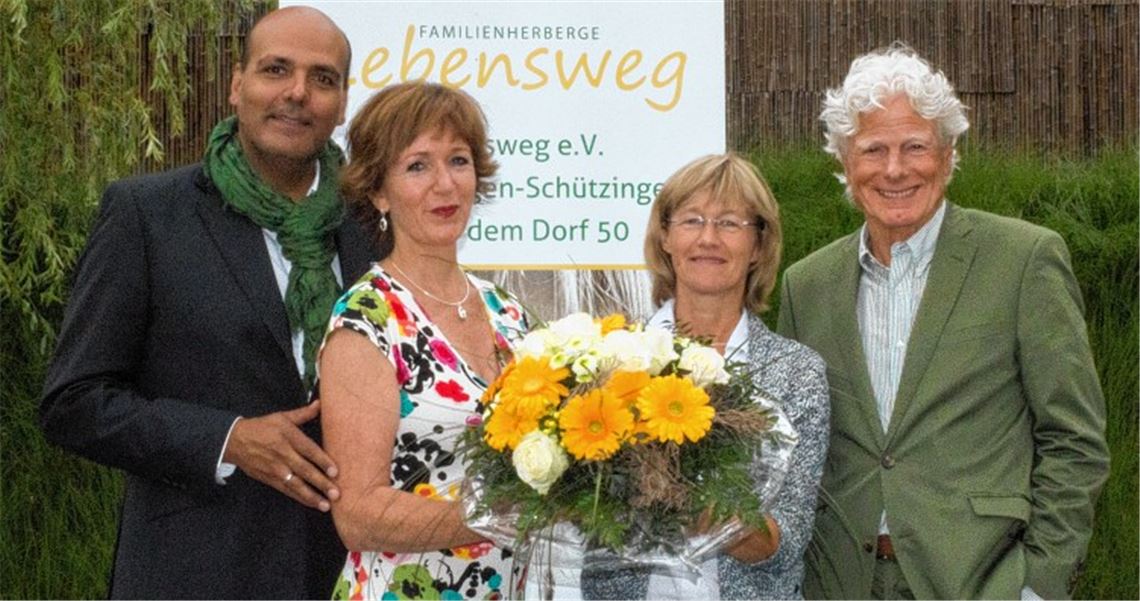 Frank Straub (re.) übergibt die Spende an Initiatorin Karin Eckstein, Susanne Knöller vom Verein „Menschen in Not“ und Jay Alexander, Botschafter der Herberge Lebensweg.