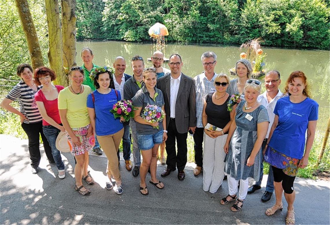 Frank Tichlers (7.v.li.) eröffnet mit Marcel Schulz (Deutscher Meister der Floristen), OB Frank Schneider (re. daneben) und Bürgermeister Winfried Abicht (2.v.re.) die Ausstellung zugunsten der Familienherberge, die Sabine Schüle-Speidel und Karin Engel (vorne v.re.) vertreten.