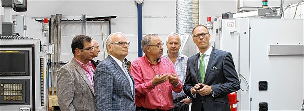 Frank Trehbut, Betriebsleiter der Firma Kugel Präzisionsdrehteile GmbH, führt die Gäste durch die Fertigungshallen und demonstriert dabei die Arbeitsabläufe.