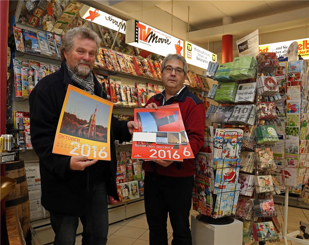 Frank-Ulrich Seemann (li.) bringt die ersten Senderkalender ins Tabakzentrum von Martin Leo an der Bahnhofstraße 72. Die Kalender gibt es noch an vier weiteren Verkaufsstellen.  Foto: Goertz