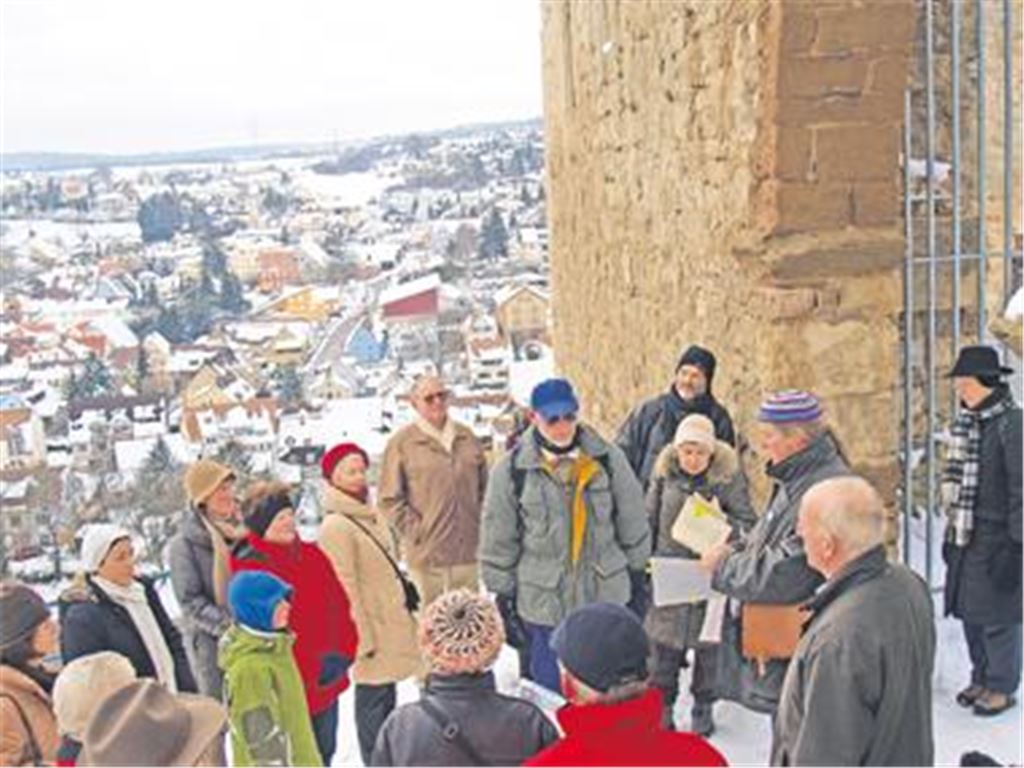 Frank-Ulrich Seemann (re. mit Kappe) führt hinauf auf die Löffelstelz, die Karl Knöller immer sehr am Herzen lag, und rezitiert aus Werken des Dichters und Heimatforschers. Foto: Filitz
