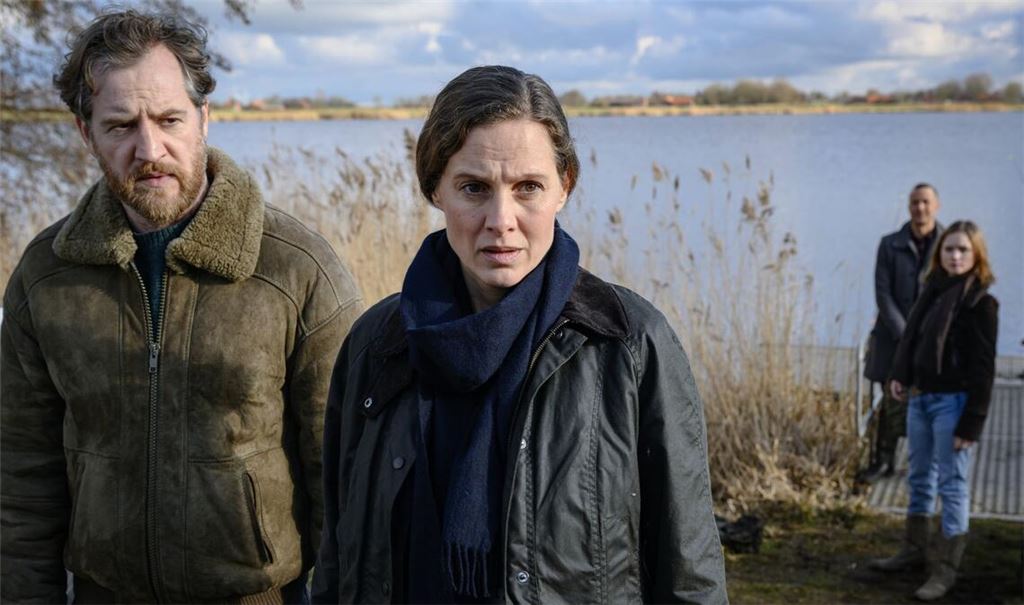 Frank Weller (Tom Radisch) und Ann Kathrin Klaasen (Picco von Groote) ermitteln am Tatort.