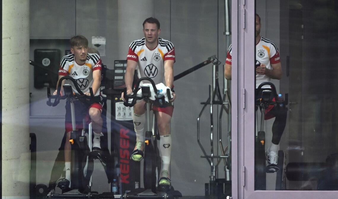 Frankfurt am Main: Turniervorbereitung vor der WM-Endrunde – Karl und Neuer trainieren auf Ergometern