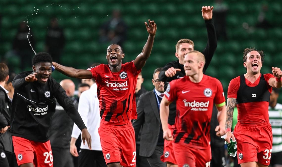 Frankfurts Eric Junior Dina Ebimbe (l-r), Evan Ndicka, Kristijan Jakic, Sebastian Rode und Luca Pellegrini jubeln nach dem 2:1-Sieg.